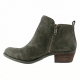 Chelsea ankle boots with side zipper and slip-on design